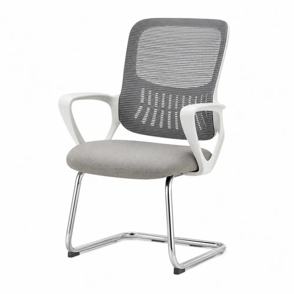 Silla ergonómica gris y blanca con respaldo de malla y estructura de acero