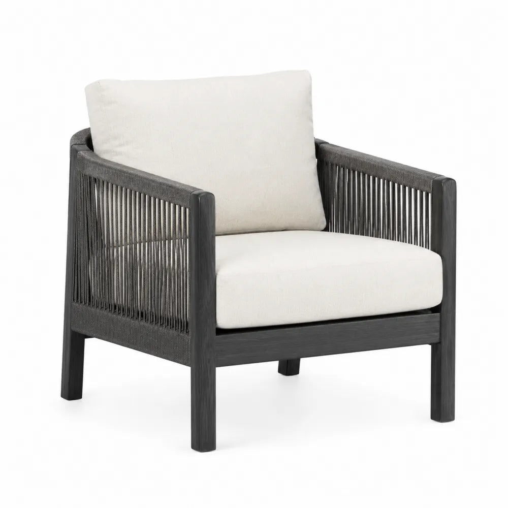Sillón de madera oscura con cojines beige