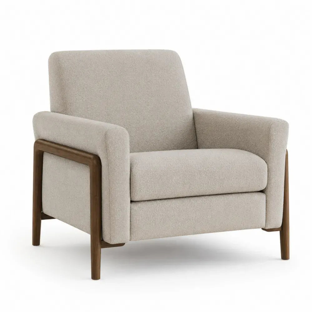 Sillón tapizado en chenilla beige con estructura de madera